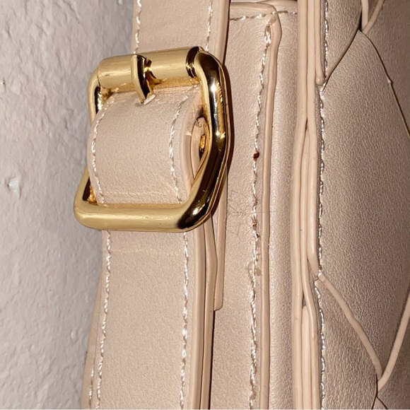 Lulu’s Cute and Casual Light Nude Woven Handbag - Picture 4 of 9